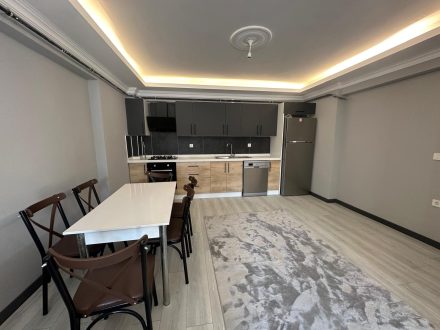 Sakarya Hendek'te dinlendirici bir konaklama imkanı sunan Evrenkent Apart'ta rahat yatak odası.